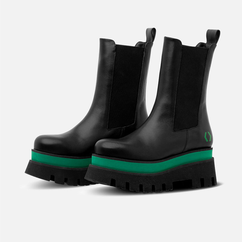 Dos botas de piel con suela alta negras y verdes